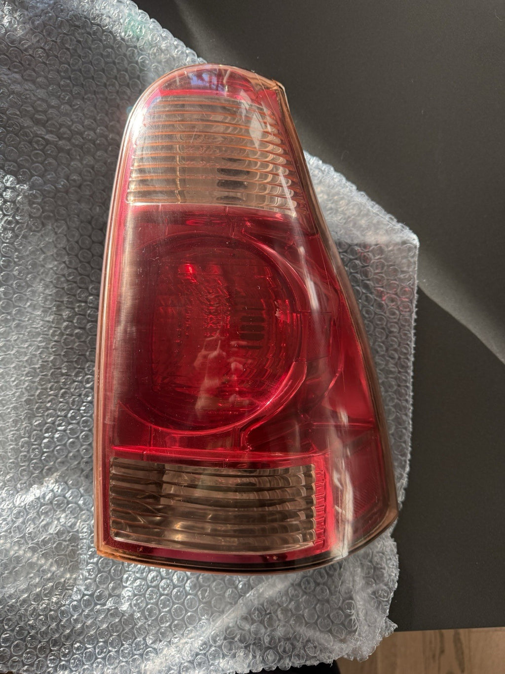 2004 Toyota 4Runner RH Right Passenger Side Tail Light Lamp Assembly/ Housing