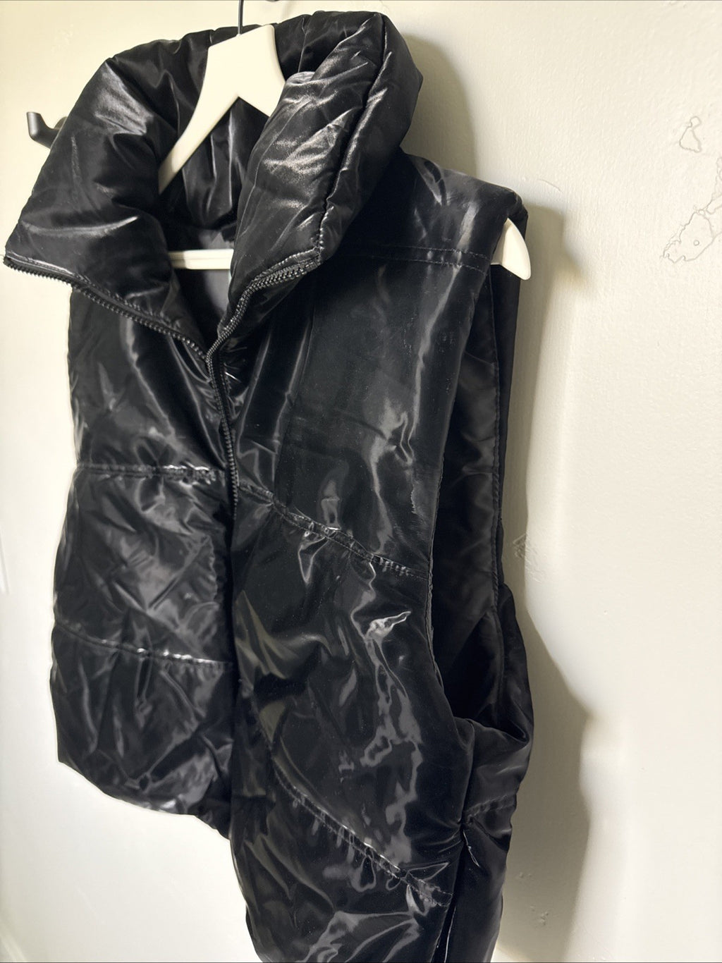 Wild Fable Black Puffer Vest M Shiny Quilted Zip Front Sleeveless Jacket